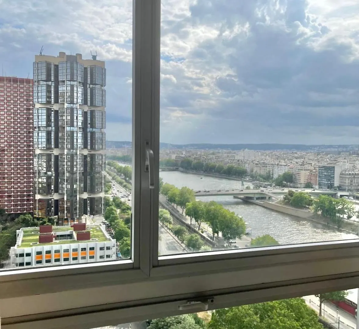 Unique Luxury Parisian Panorama High-rise By The Eiffel Tower
